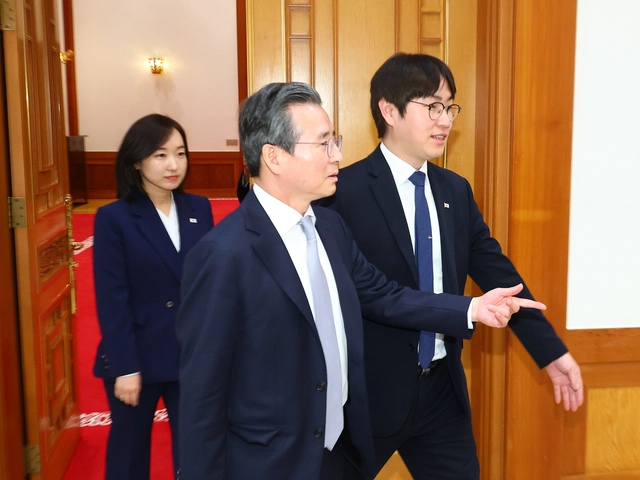 지난 4월 27일 하정우(오른쪽부터) 당시 청와대 AI미래기획수석, 김용범 청와대 정책실장, 전은수 청와대 대변인이 이재명 대통령과 데미스 허사비스 구글 딥마인드 최고경영자(CEO)의 면담이 열리는 청와대 접견실에 들어서고 있다. [연합뉴스]