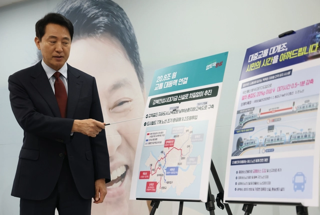 국민의힘 오세훈 서울시장 후보가 10일 서울 종로구 캠프 사무실에서 교통 공약 발표를 하고 있다. [연합뉴스]