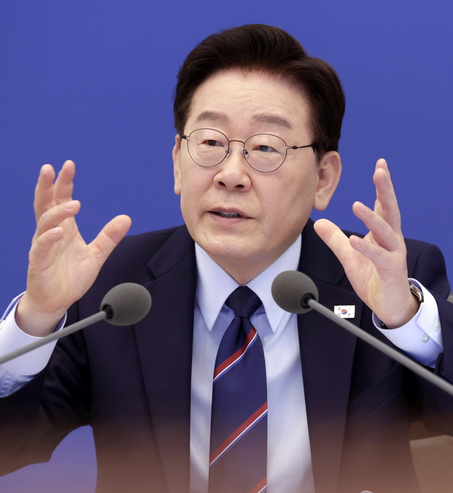 이재명 대통령이 12일 청와대에서 열린 국무회의 겸 비상경제점검회의에서 발언하고 있다. [연합뉴스]