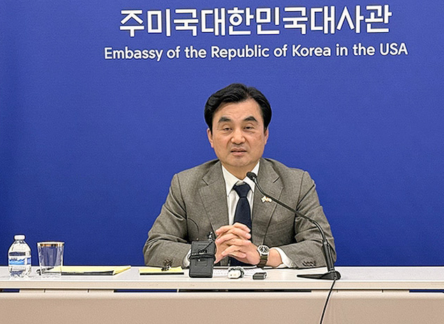 안규백 국방부 장관이 12일(현지시간) 워싱턴 DC 주미대사관에서 한미 국방장관 회담 등 방미 결과를 설명하는 특파원단 대상 브리핑을 하고 있다. [연합뉴스]