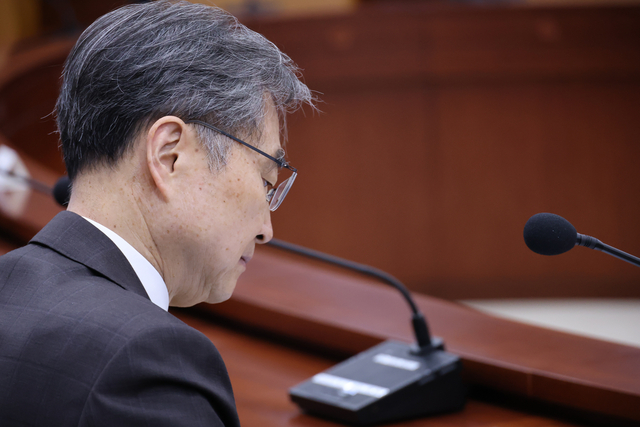 조현 외교부 장관이 13일 서울 종로구 정부서울청사에서 열린 비상경제본부회의에서 자료를 검토하고 있다. [연합뉴스]