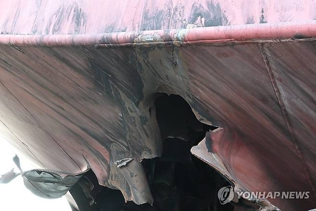 미상의 비행채 타격으로 파손된 나무호. 연합뉴스
