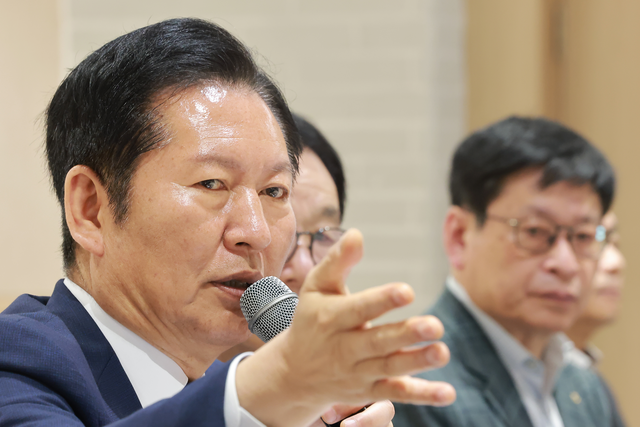 더불어민주당 총괄상임선대위원장인 정청래 대표가 14일 경북 울릉한마음회관에서 열린 주민 간담회에 참석해 발언하고 있다. [연합뉴스]
