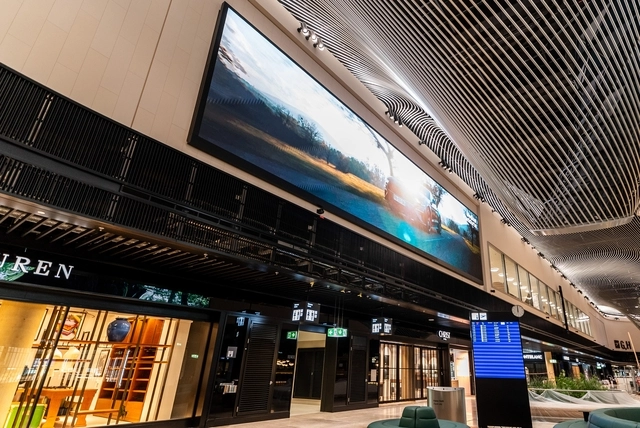 독일 프랑크푸르트 공항 3터미널 중앙에 위치한 ‘마켓 플레이스’ 양 쪽에 LG전자의 대형 LED 사이니지가 설치된 모습. LG전자 제공