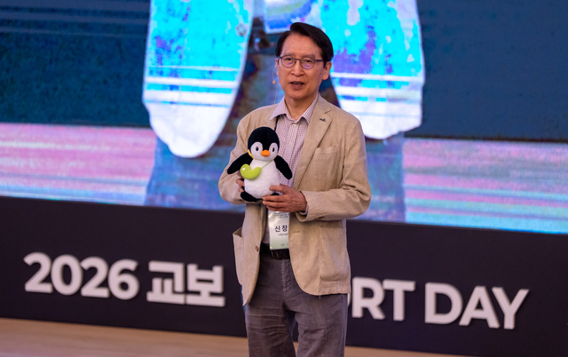 신창재 교보생명 대표이사 겸 이사회 의장이 지난 12일 충남 천안 계성원(교보생명 연수원)에서 열린 2026 교보 MDRT DAY 행사에서 새롭게 론칭한 캐릭터 ‘꼬옥’을 재무설계사(FP)들에게 소개하고 있다. [교보생명 제공]