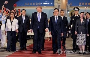 ‘9년 만의 베이징행’ 트럼프, 시진핑과 오늘 담판… G2 패권 격돌