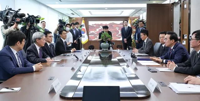 박홍근(오른쪽 가운데) 기획예산처 장관과 신현송(왼쪽 가운데) 한국은행 총재 등 양 기관 관계자들이 14일 서울 중구 한국은행에서 회동하고 있다. 테이블 중앙에는 박 장관이 신 총재에게 선물한 소나무 분재가 놓여 있다. [사진공동취재단]
