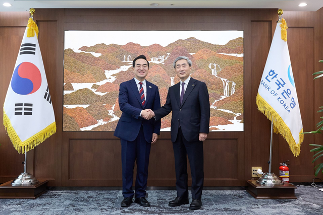 박홍근(왼쪽) 기획예산처 장관이 14일 서울 중구 한국은행을 방문해 신현송 한국은행 총재와 회동에 앞서 기념촬영을 하고 있다. [한국은행 제공]
