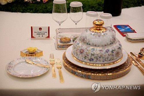 도널드 트럼프 미 대통령을 위해 마련된 연회석. 로이터 연합뉴스 자료사진.