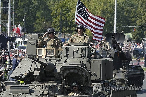 폴란드 바르샤바에서 함께 군사 행진을 하는 미군과 폴란드군. AP 연합뉴스