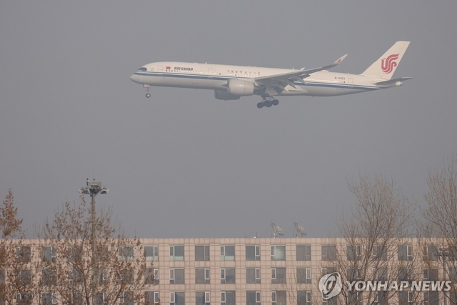 중국 에어차이나 항공기. 러시아 영공을 통과할 수 있는 중국 항공사들이 동아시아와 유럽을 잇는 노선에서 반사이익을 바탕으로 점유율을 높이고 있다. EPA 연합뉴스