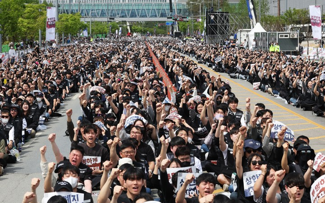 지난 4월 23일 경기도 평택시 삼성전자 평택캠퍼스 앞에서 열린 삼성전자 노동조합 공동투쟁본부의 ‘투명하게 바꾸고, 상한폐지 실현하자-4/23 투쟁 결의대회’에서 조합원들이 구호를 외치고 있다. [평택=연합뉴스]