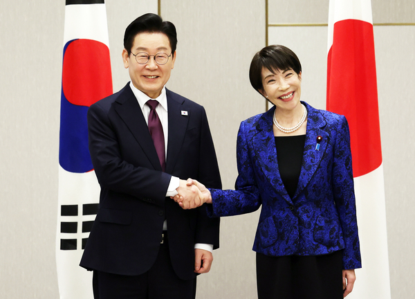 이재명 대통령과 다카이치 사나에 일본 총리가 지난 1월13일 일본 나라현 정상회담장에서 확대 회담에 앞서 악수하고 있다.   [연합뉴스]