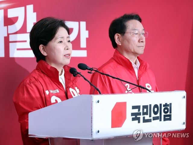 국민의힘 후보인 양향자 경기도지사 후보(왼쪽)와 유정복 인천시장 후보가 17일 서울 여의도 당사에서 기자회견을 열고 더불어민주당 후보인 추미애 경기도지사 후보와 박찬대 인천시장 후보가 최근 대장동 개발 방식을 옹호했다며 비판하고 있다. 연합뉴스