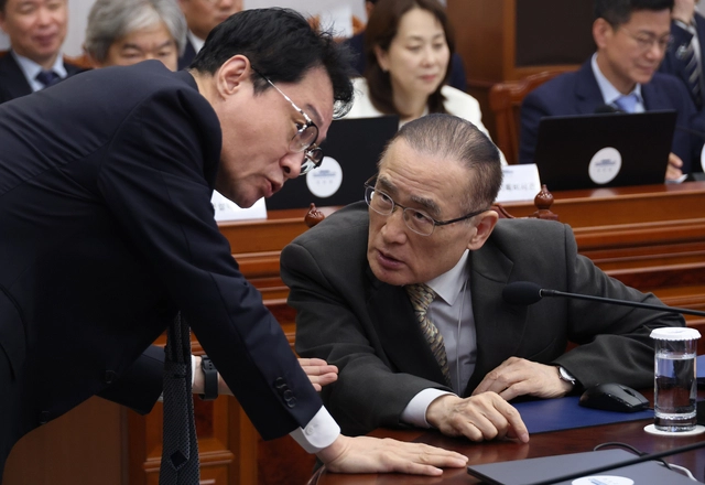 청와대에서 14일 열린 이재명 대통령 주재 수석보좌관회의에서 위성락(오른쪽) 국가안보실장과 이규연 홍보소통수석이 대화하고 있다. [연합뉴스]
