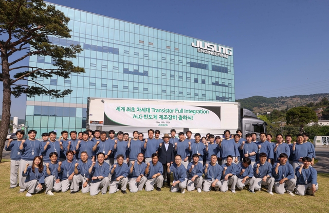 경기 광주 주성엔지니어링 캠퍼스에서 지난 16일 진행된 ALG 반도체 제조장비 출하식에서 임직원들이 기념촬영을 하고 있다. 주성엔지니어링 제공