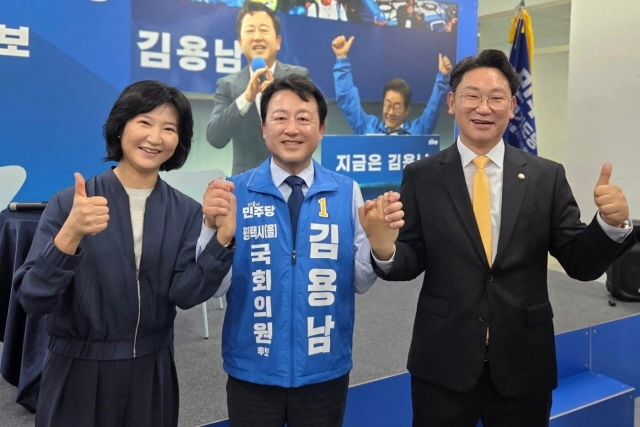 고(故)노무현 전 대통령의 딸인 노정연씨(왼쪽부터)와 김용남 더불어민주당 경기 평택을 국회의원 재선거 후보, 곽상언 민주당 의원이 만난 15일 기념촬영을 하고 있다. 김용남 선거캠프 제공