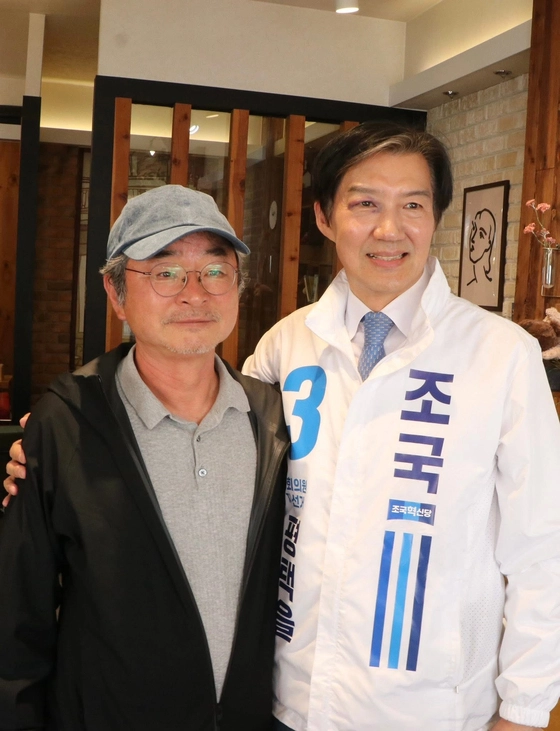 조국(오른쪽) 조국혁신당 경기 평택을 재선거 국회의원 후보와 이호철 전 청와대 민정수석이 지난 14일 평택을 소재 카페에서 만나 기념촬영을 하고 있다. 이호철 페이스북 캡처