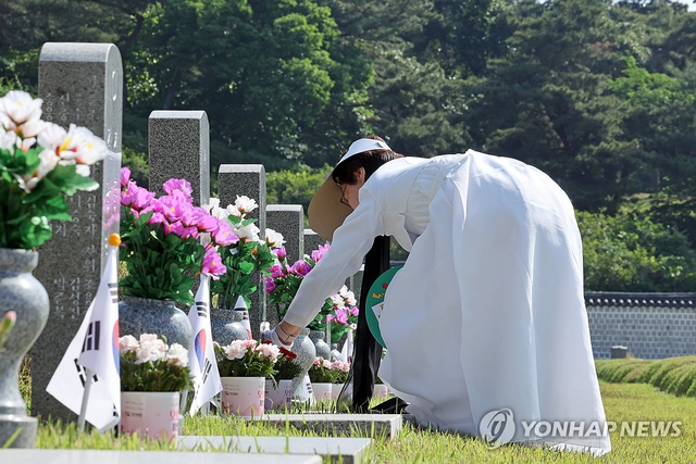 묘비 닦는 오월어머니 [연합뉴스]