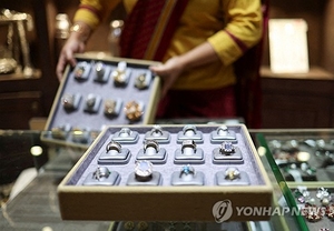 인도 루피화 가치 역대 최저…외화 유출 차단 위해 銀수입 제한
