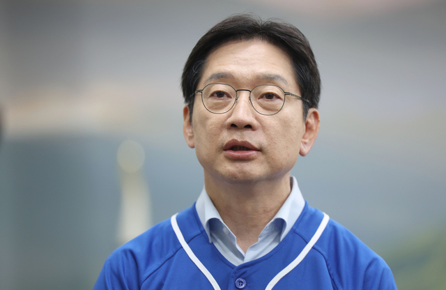 김경수 더불어민주당 경남지사 후보가 14일 오후 경남 창원시 성산구 경남도선거관리위원회에서 후보 등록을 마친 후 취재진 질문에 답하고 있다. [연합뉴스]
