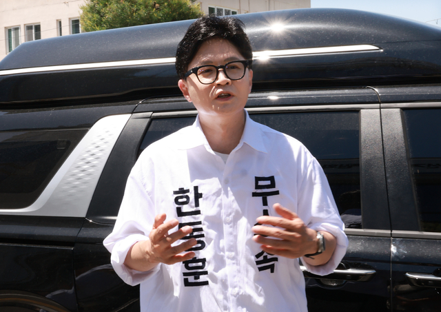 한동훈 무소속 부산 북갑 국회의원 후보가 15일 오후 부산 북구 선관위에서 후보자 등록을 마치고 차량에 오르기 전 여론조사 결과와 관련한 기자의 질문에 답하고 있다. [연합뉴스]