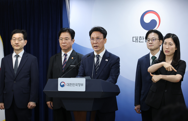 김민석 국무총리가 17일 서울 종로구 정부서울청사에서 삼성전자 파업 관련 대국민 담화를 하고 있다. [연합뉴스]