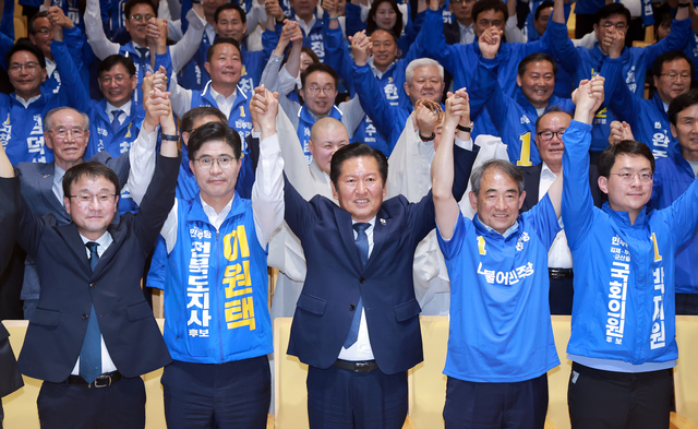 더불어민주당 총괄상임선대위원장인 정청래 대표가 17일 전북 전주대학교 JJ아트홀에서 열린 전북특별자치도당 선거대책위원회 발대식에 참석해 기념 촬영하고 있다. 앞줄 왼쪽부터 중앙당 상임공동선대위원장인 한병도 원내대표, 이원택 전북특별자치도지사 후보, 정 대표, 전북특별자치도당 위원장인 윤준병 의원, 박지원 전북 군산김제부안을 국회의원 보궐선거 후보. [연합뉴스]