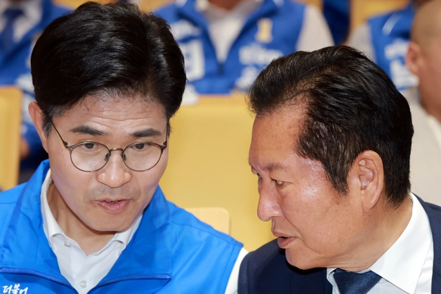 더불어민주당 총괄상임선대위원장인 정청래 대표가 17일 전북 전주대학교 JJ아트홀에서 열린 전북특별자치도당 선거대책위원회 발대식에 참석해 이원택 전북도지사 후보와 대화하고 있다. [연합뉴스]
