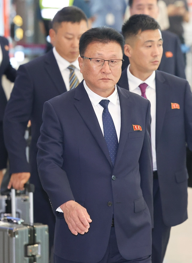2025-2026 아시아축구연맹(AFC) 여자 챔피언스리그() 4강전에서 우리나라 수원FC 위민을 상대하는 북한 내고향여자축구단 현철윤 단장이 17일 인천국제공항 제1여객터미널을 통해 입국하고 있다. [공동취재·연합뉴스]
