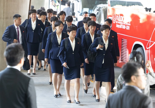 2025-2026 아시아축구연맹(AFC) 여자 챔피언스리그 4강전에서 한국 수원FC 위민을 상대하는 북한 내고향여자축구단이 17일 인천국제공항 제1여객터미널을 통해 입국한 뒤 버스 탑승을 위해 이동하고 있다. [공동취재·연합뉴스]