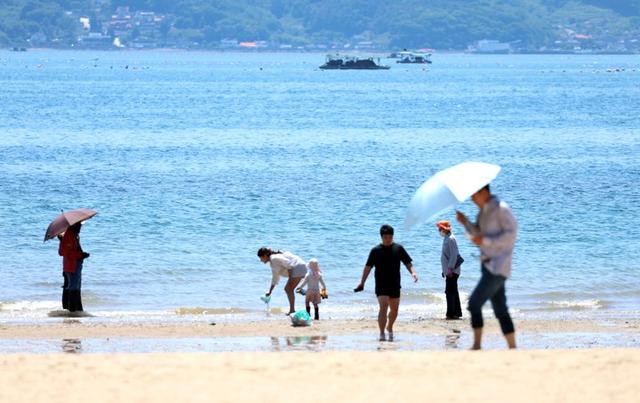 해수욕장 산책하는 시민들 [연합뉴스]