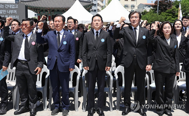 더불어민주당 정청래 대표, 국민의힘 장동혁 대표, 조국혁신당 조국 대표, 진보당 김재연 대표가 18일 광주 5·18 민주광장에서 열린 제46주년 5·18 민주화운동 기념식 임을 위한 행진곡을 제창하고 있다. [연합뉴스]