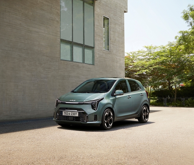 기아가 경차 모닝의 연식변경 모델 ‘더(The) 2027 모닝’을 18일 출시하고 본격적인 판매에 돌입했다. 사진은 더 2027 모닝 외장 이미지. [현대자동차·기아 제공]