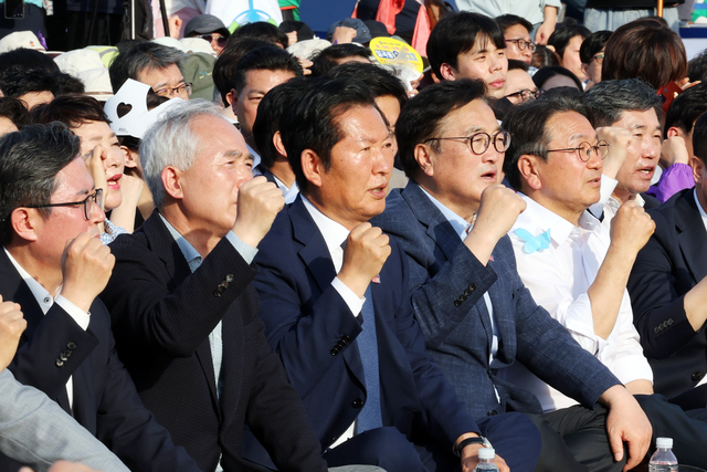 5·18 민주화운동 46주년을 하루 앞둔 17일 오후 광주 동구 5·18 민주광장에서 열린 전야제에서 정청래 더불어민주당 대표와 우원식 국회의장 등이 님을 위한 행진곡을 부르고 있다. [연합뉴스]