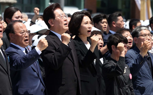 이재명 대통령과 김혜경 여사가 18일 광주 5·18 민주광장에서 열린 제46주년 5·18 민주화운동 기념식에서 임을 위한 행진곡을 제창하고 있다. [청와대통신사진기자단·연합뉴스]