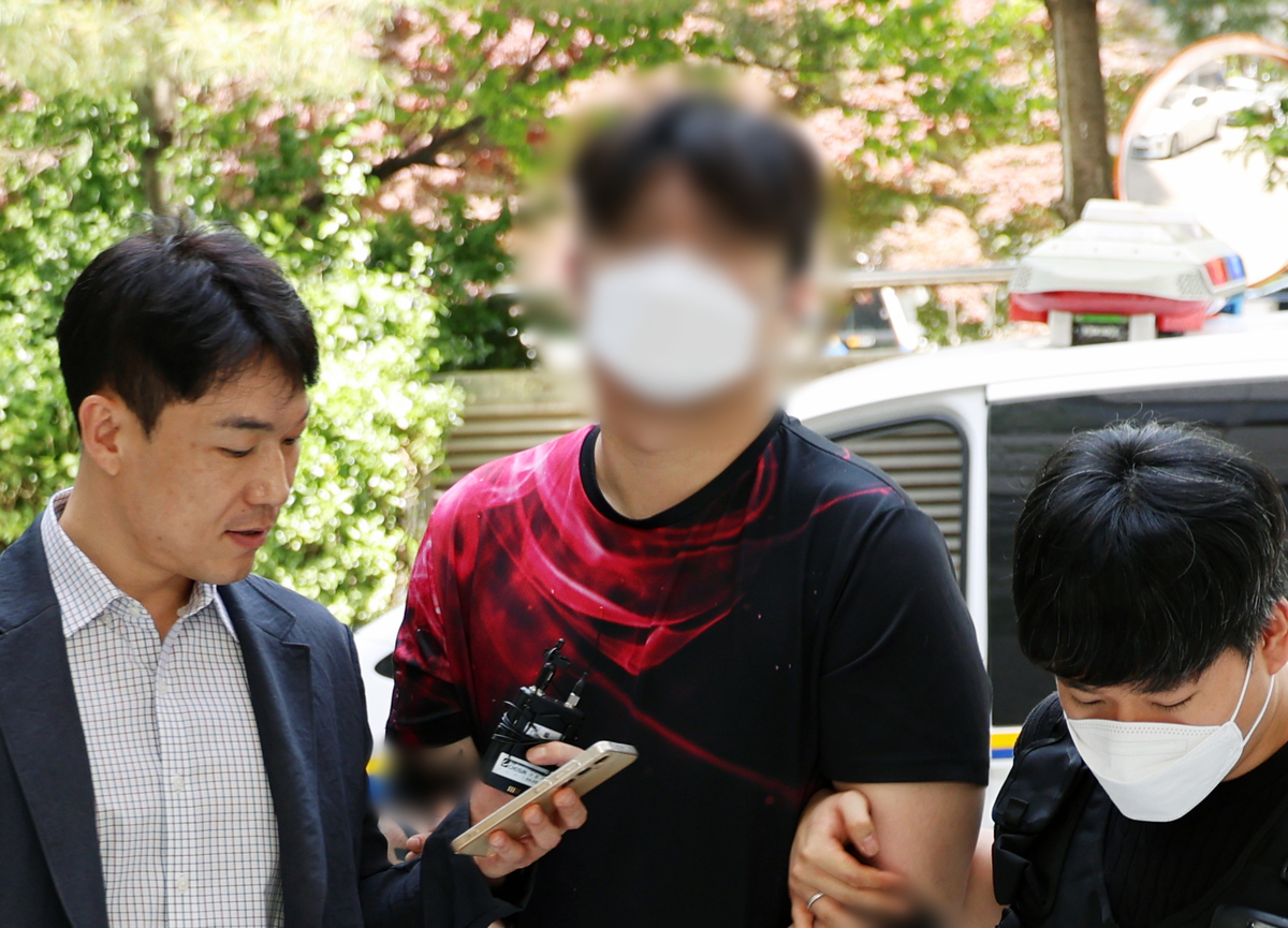 “돈 주면 보복해 드립니다”…현관문 오물테러 20대, 법원 앞서 “죄송”