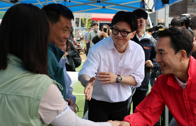 박민식(오른쪽) 국민의힘 부산 북구갑 후보와 한동훈 무소속 후보가 26일 부산 구포초에서 열린 동문회 운동회에서 주민에게 인사를 하고 있다. [연합뉴스]