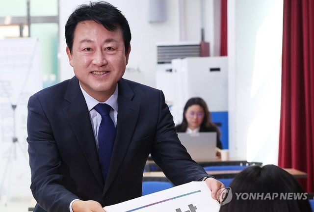 경기 평택을 국회의원 재선거에 출마하는 김용남 더불어민주당 후보가 지난 14일 경기도 평택시선거관리위원회에서 후보 등록을 하고 있다. 연합뉴스