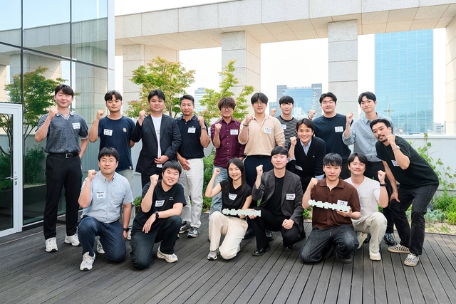 아산 유니버시티 2026 배치 참가팀 관계자들이 오리엔테이션에서 단체 기념촬영을 하고 있다. 아산나눔재단 제공