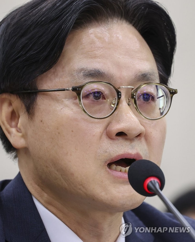 김정관 산업통상부 장관이 19일 국회에서 산업통상자원중소벤처기업위원회 전체 회의에 출석해 삼성전자 파업과 관련한 의원 질의에 답하고 있다. 연합뉴스