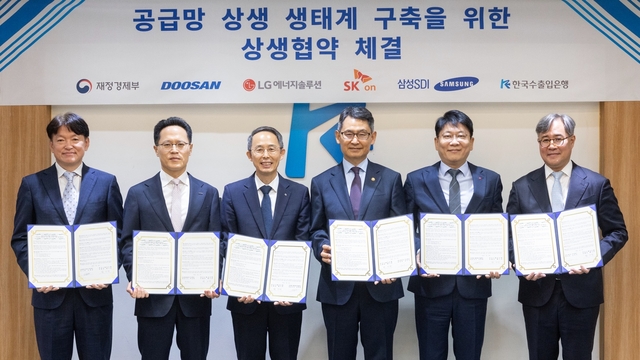 오재균(왼쪽부터) 삼성SDI CFO, 박상현 두산에너빌리티 대표, 황기연 한국수출입은행장, 허장 재정경제부 제2차관, 김동명 LG에너지솔루션 대표, 김민식 SK온 CFO 등 참석자들이 19일 서울 여의도 수은 본점에서 열린 '공급망 상생금융 업무협약식'에서 기념 촬영 중이다. [수은 제공]
