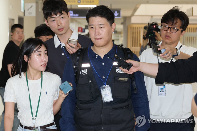 삼성그룹 초기업노동조합 삼성전자지부 최승호 위원장이 총파업 예고 시점을 이틀 앞둔 19일 정부세종청사 중앙노동위원회에서 열린 2차 사후조정 2일차 회의에 참석하는 모습. 연합뉴스