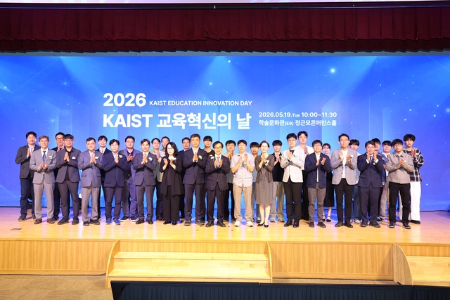 KAIST는 19일 대전 본원에서 교육혁신에 기여한 교원을 포상하고 우수 사례를 공유하기 위한 ‘2026 KAIST 교육혁신의 날’ 행사를 개최했다.
이날 행사에서 창의·도전·배려 정신을 바탕으로 융합교육에 기여한 교원에게 수여하는 ‘임형규 링크제네시스 베스트 티쳐 어워드’ 대상 수상자로 사족보행 로봇의 마라톤 완주 등 로봇공학 발전에 기여한 황보제민 기계공학과 교수가 수상했다. KAIST 제공.