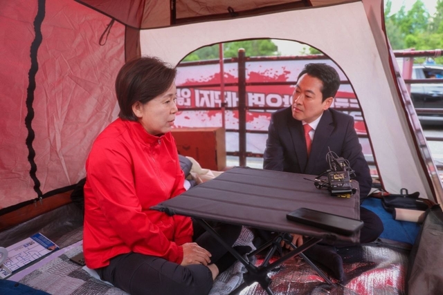 장동혁 국민의힘 대표가 19일 오전 경기 평택시 고덕동 삼성전자 평택캠퍼스 앞에서 단식 농정 중인 양향자 국민의힘 경기도지사 후보를 만나 대화하고 있다. 양향자 후보 캠프 제공.