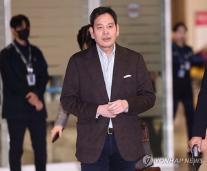 [사설] ‘책상에 탁 !’과 ‘탱크 데이’… 스벅엔 역사적 비극도 ‘밈’인가