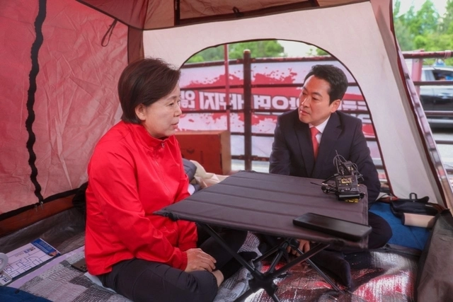 장동혁 국민의힘 대표가 19일 오전 경기 평택시 고덕동 삼성전자 평택캠퍼스 앞에서 단식 농정 중인 양향자 국민의힘 경기도지사 후보를 만나 대화하고 있다. 양향자 후보 캠프 제공.
