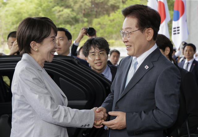 이재명 대통령과 다카이치 사나에 일본 총리가 19일 정상회담장인 경북 안동 한 호텔에서 악수하고 있다. [연합뉴스]
