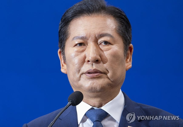 6·3 지방선거과 재보선을 아푸고 지난 13일 더불어민주당 정청래 대표가 국회에서 가진 기자회견에서 이번 선거의 의미를 말하고 있다. [연합뉴스]