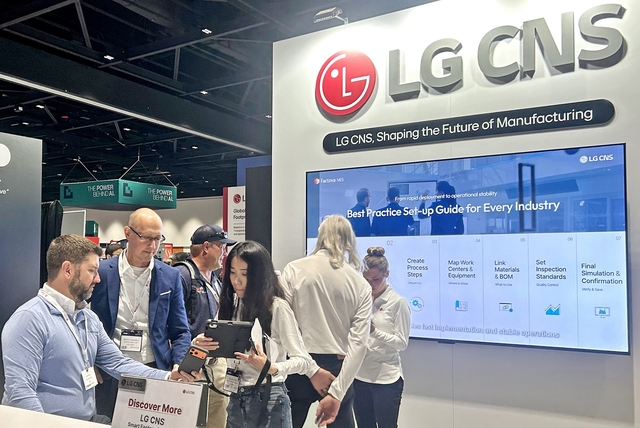 ‘IoT 테크 엑스포 2026’에서 LG CNS 부스를 찾은 관람객들이 AI 스마트팩토리 솔루션 ‘팩토바’에 대한 설명을 듣고 있다. LG CNS 제공